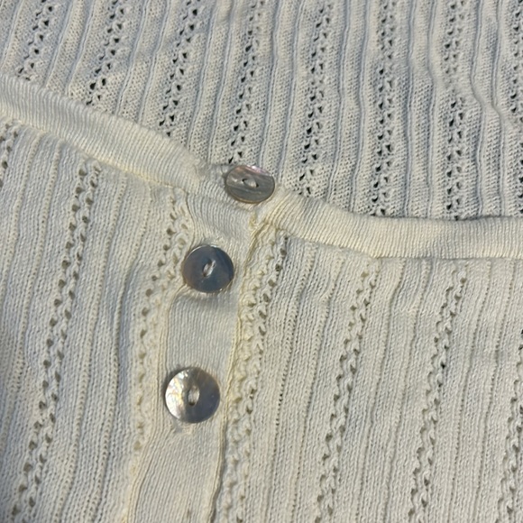 Adorable beige knit top with beautiful sea shell accent buttons - Picture 3 of 8